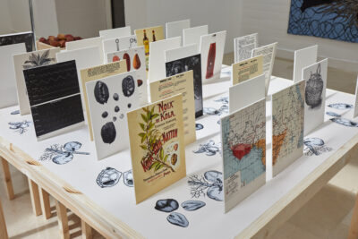une table en bois avec des cartes dessinées