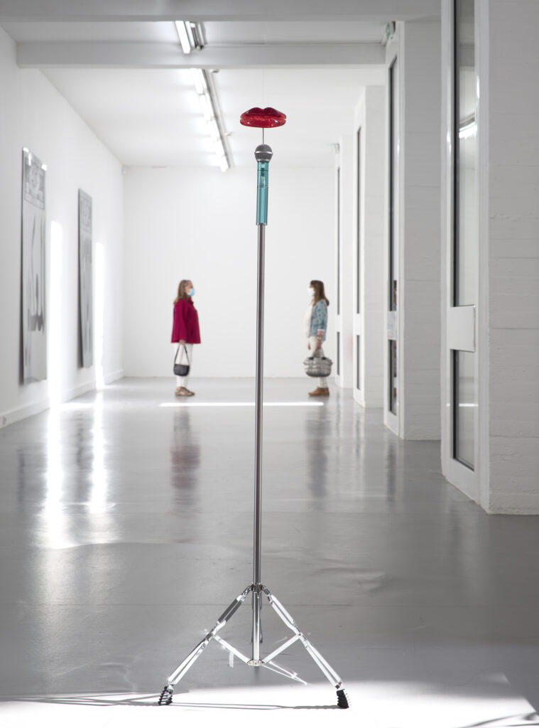 Bouche suspendue avec micro sur pied