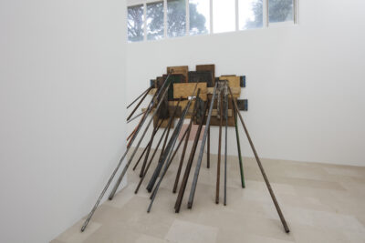 différents étais et planches de contre-plaqué bouchant l'accès aux galeries - sculpture de Claude Cattelain