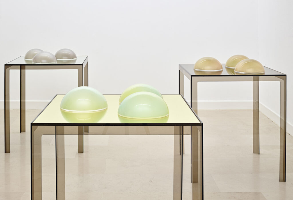 des sculptures en demi-cercle posées sur des tables