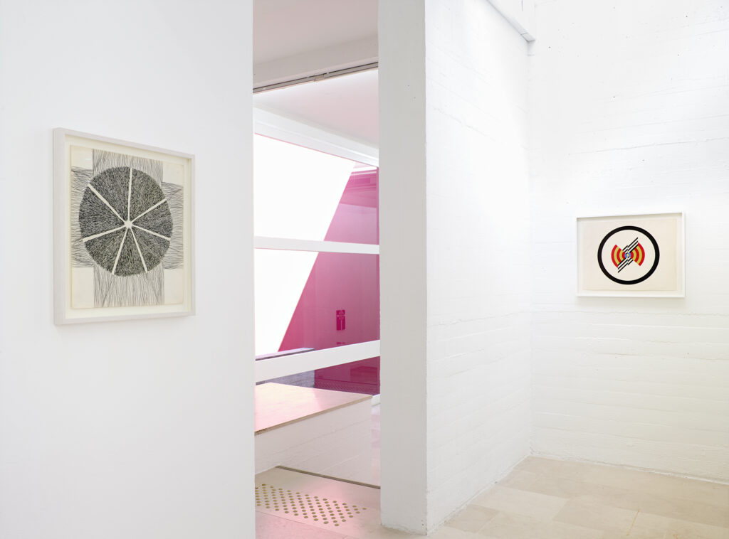 vue de l'exposition avec plusieurs peintures accrochées au mur