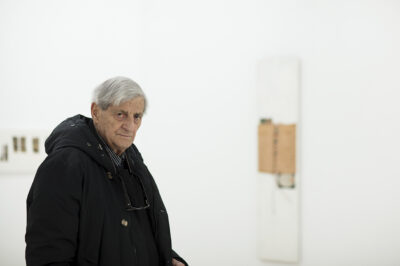 Portrait de l'artiste dans l'exposition