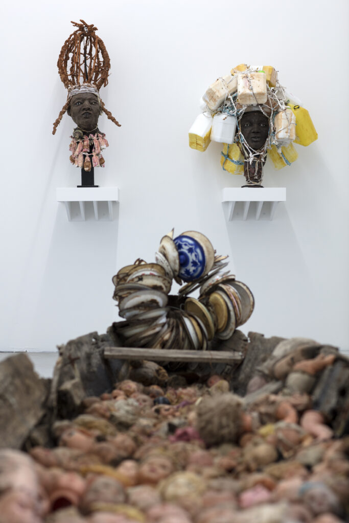 têtes de poupées et sculptures de buste