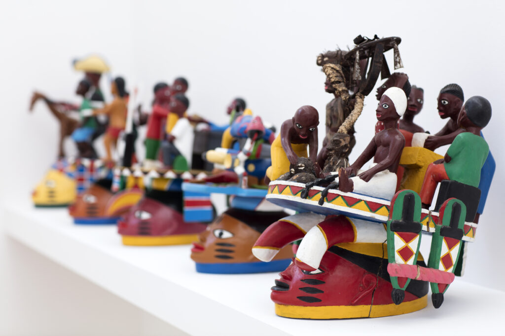 petites sculptures sur une étagère représentant différents personnages