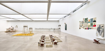 vue d'ensemble de l'exposition avec des oeuvres au sol et sur les murs