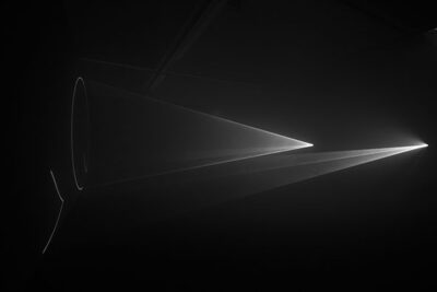 faisceaux de lumière dans le noir total