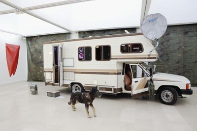 une caravane, un chien empaillé