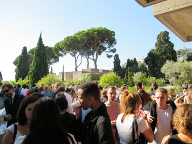 foule regroupée sur la terrasse intermédiaire, ciel bleu