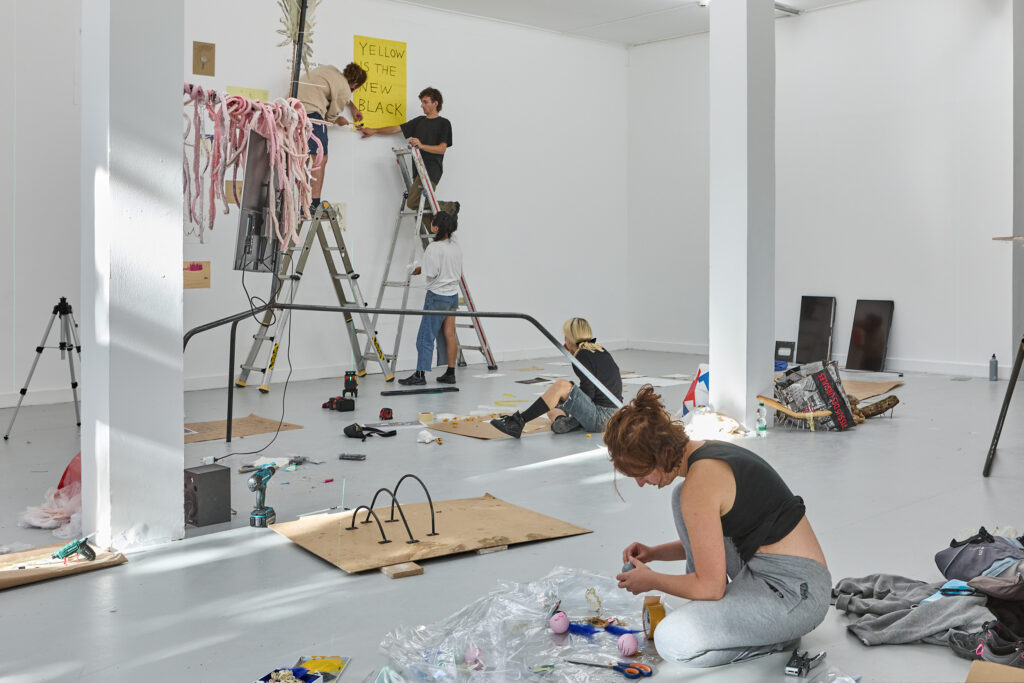 artistes et assistant·es pendant le montage d'une exposition