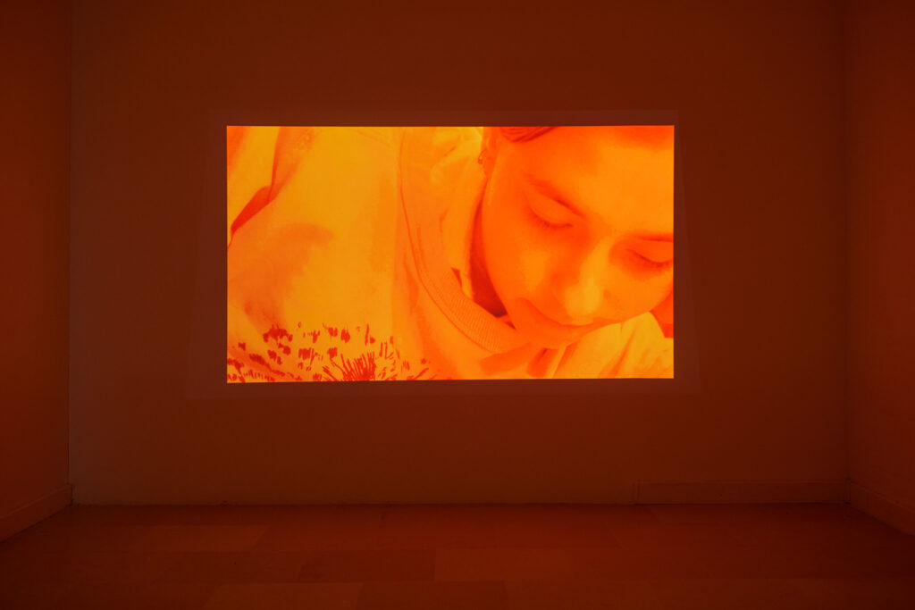 une vidéo avec un halo orange
