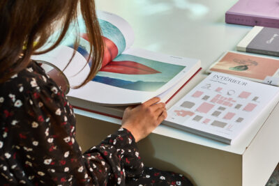 vue d'un livre feuilleté par une perosnne dont on voit les mains