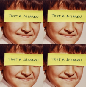 4 visages d'enfants avec le post-it Tout a disparu
