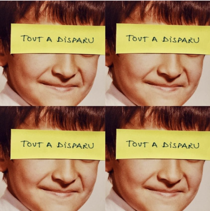 4 visages d'enfants avec le post-it Tout a disparu