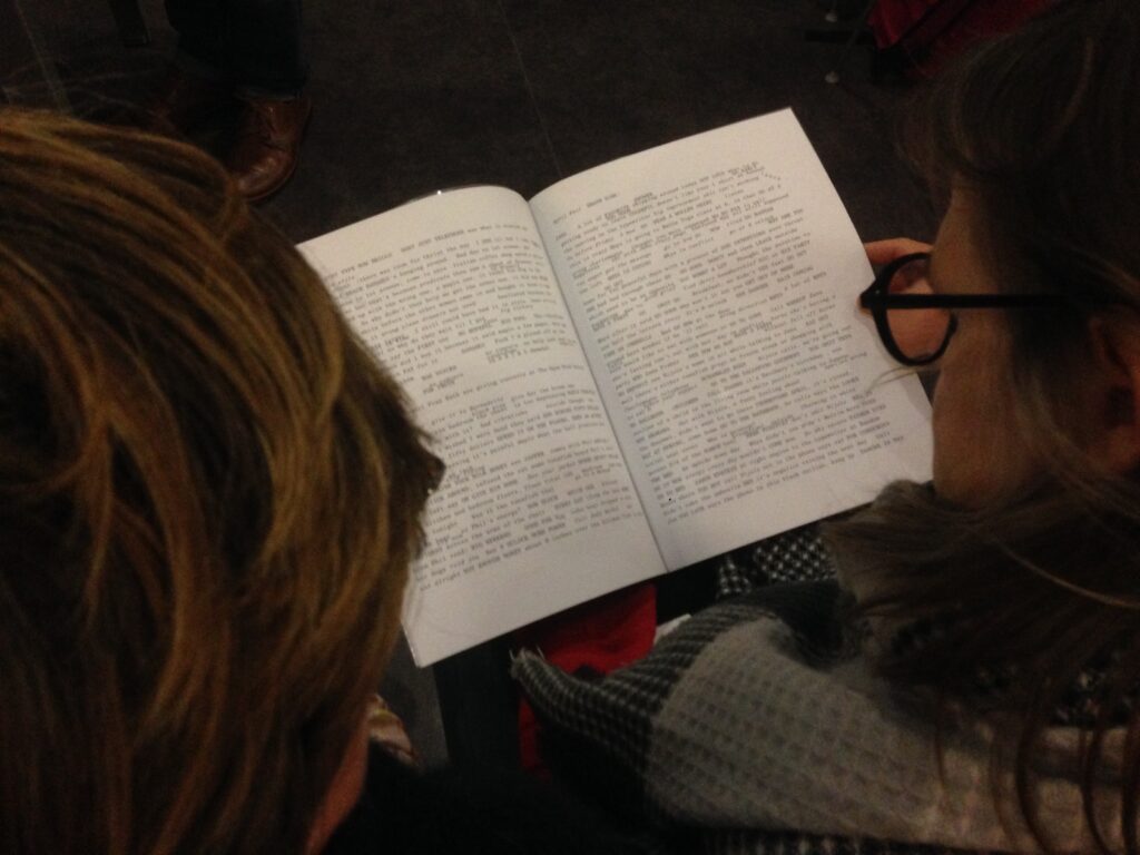 aperçu des pages d'un livre vues par dessus de deux personnes ne train de le lire