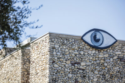 un oeil accroché à la façade