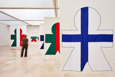 Vue de l'exposition représentant les drapeaux de l'union européenne sous forme de personnages