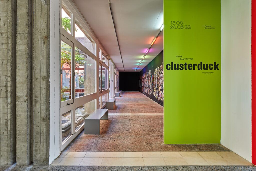 Vue d'entrée de l'exposition MEME MANIFESTO