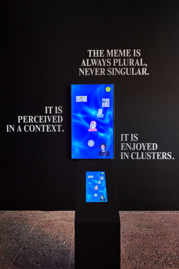 vue de l'écran interactif de l'exposition affichant des mèmes sur commande