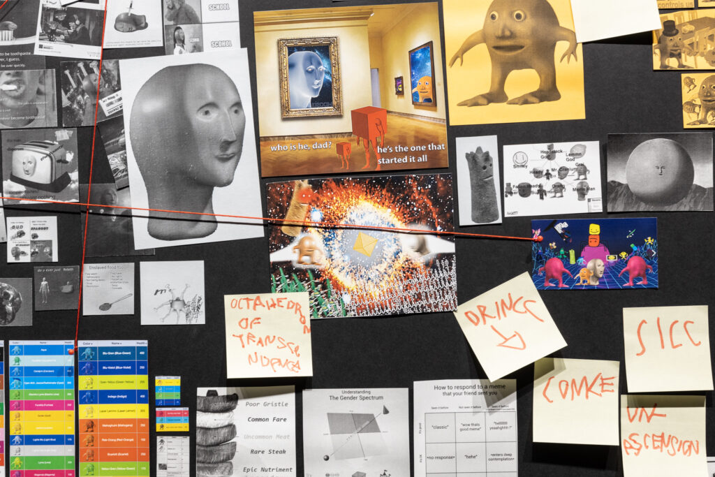 des images punaisées sur un mur noir