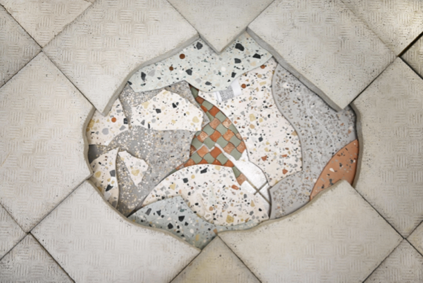 pierre colorée sur carrelage