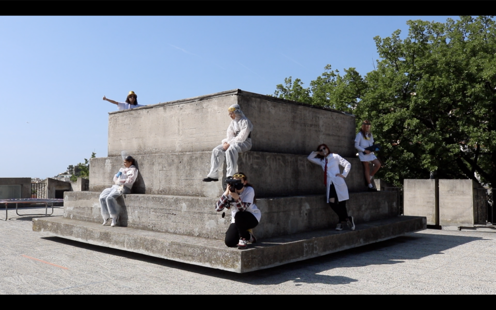 Une architecture de mastaba en béton brut et des enfants assis