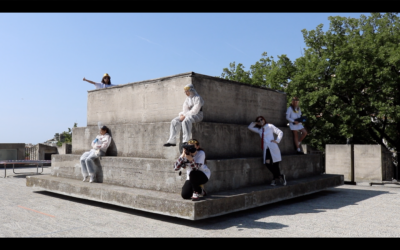 Une architecture de mastaba en béton brut et des enfants assis