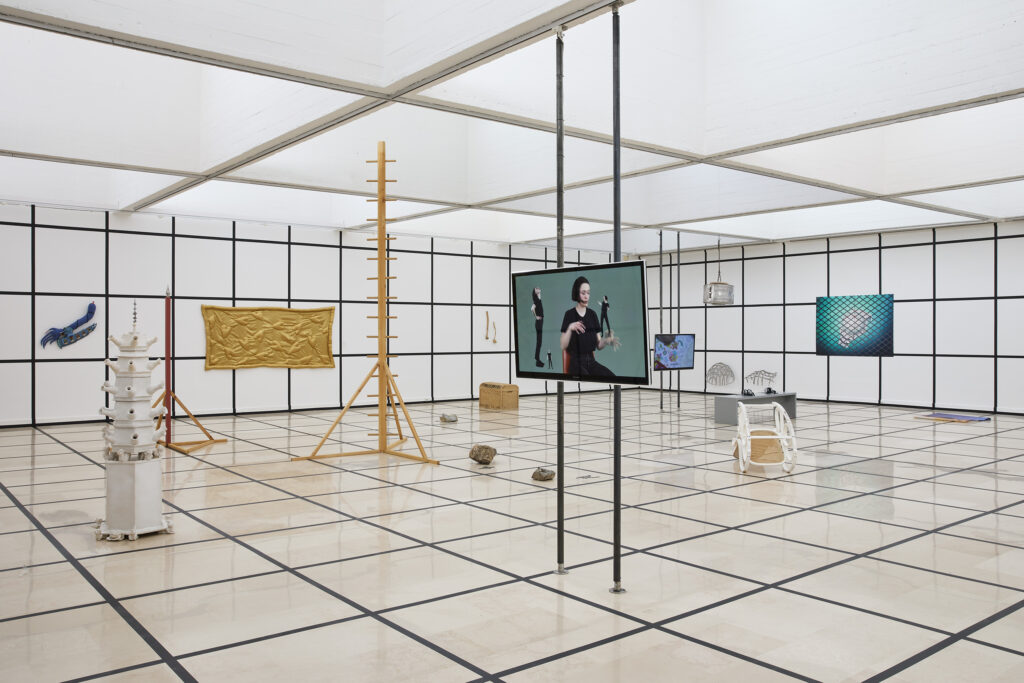 une vue de la galerie remplie d'oeuvres