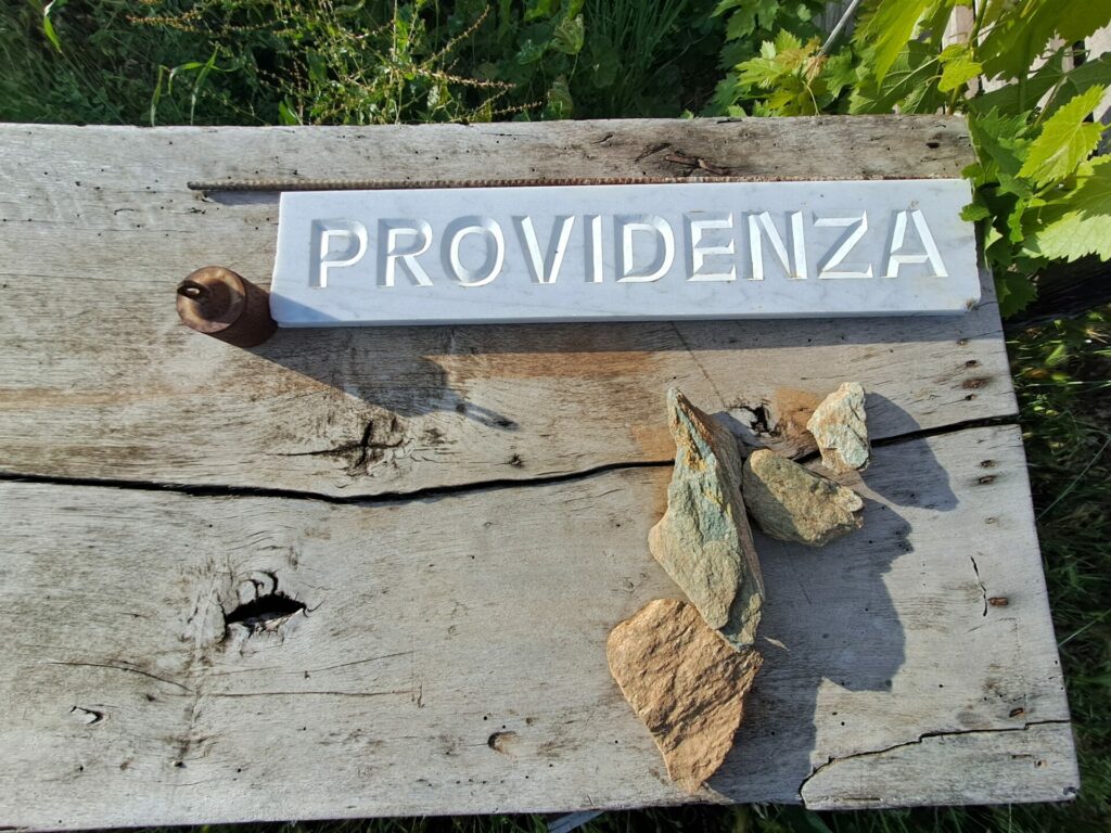 Enseigne Providenza sur une table en bois
