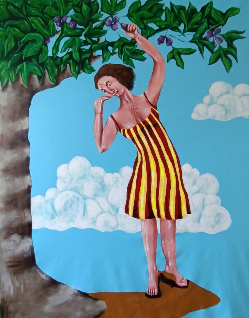 Une femme sous un arbre de figues avec fond de ciel bleu