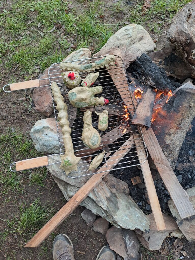 Moules en argiles sur la grille d'un feu en extérieur