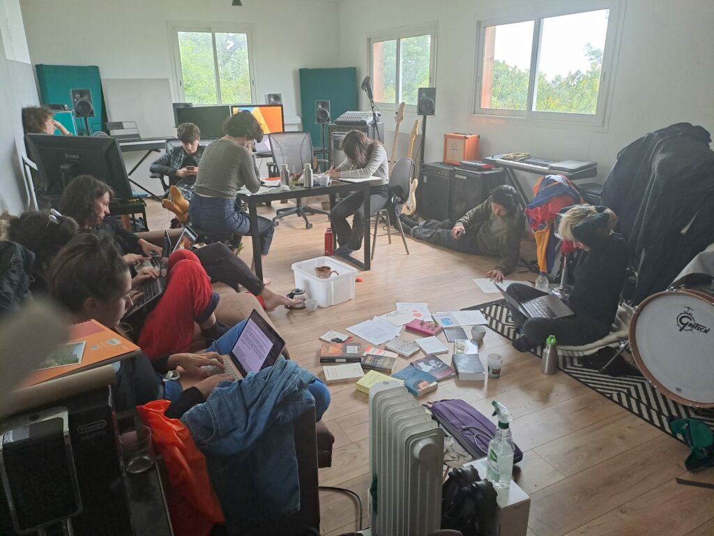 Des personnes qui lisent et dessinent dans un studio de musique