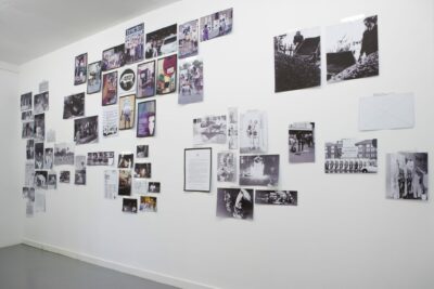 tirages numériques sur papier et légendes sur adhésif transparent collés au mur, banc en médium avec tablettes Androïd encastrées, 2 casques, étagère en médium pour le journal de l'exposition