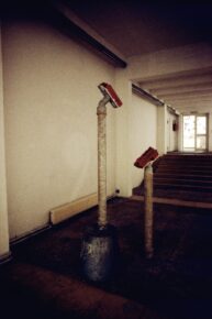 sculptures, béton, brosses, objets du quotidien