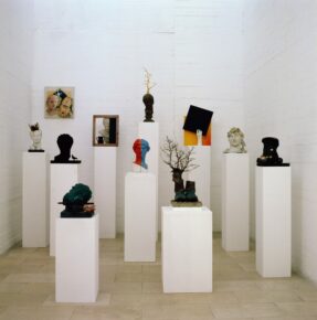 moulage en plâtre, livre, pinceaux, objets