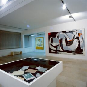 peintures, huile acrylique, divers objets livres sous verre