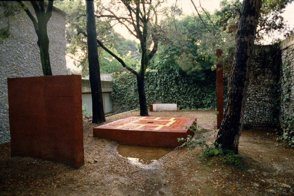 oeuvre in situ dans le jardin de la villa Arson, socle, dale rouge