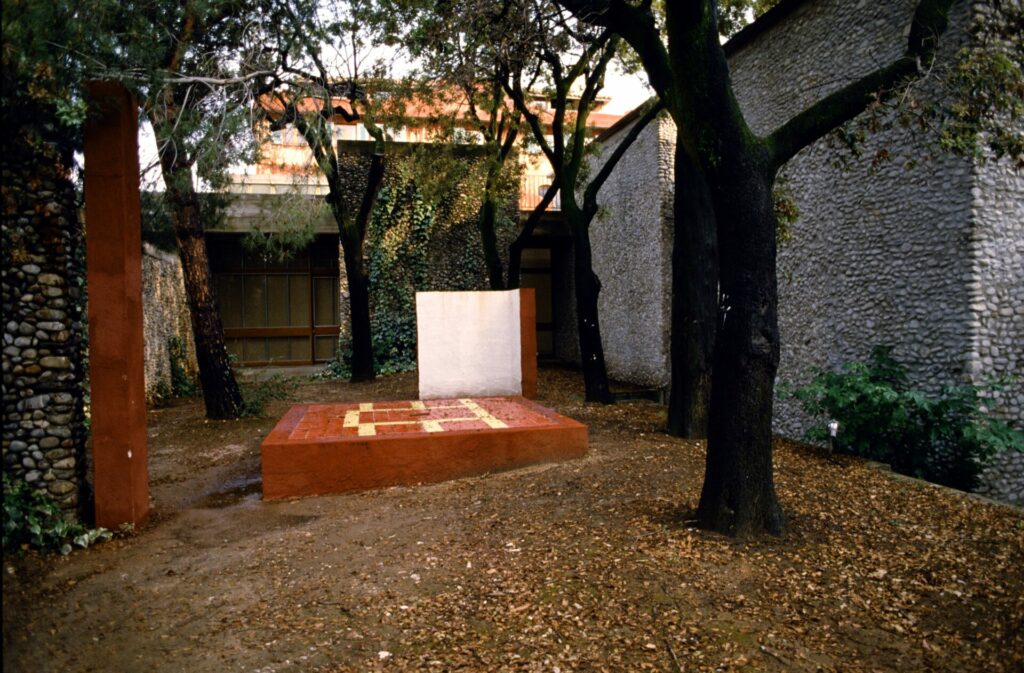 oeuvre in situ dans le jardin de la villa Arson, socle, dale rouge