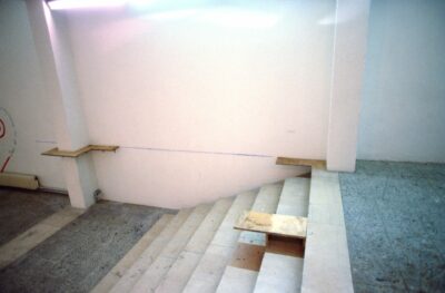 installation, peinture sur les murs, bois, fil, corde, enceinte, son