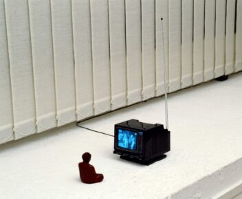 petite statuette de Bouddha, mini-téléviseur