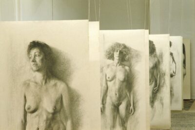 Grand panneau posés a meme le sol, dessin de femme nues au crayon, fusain, noir et blanc