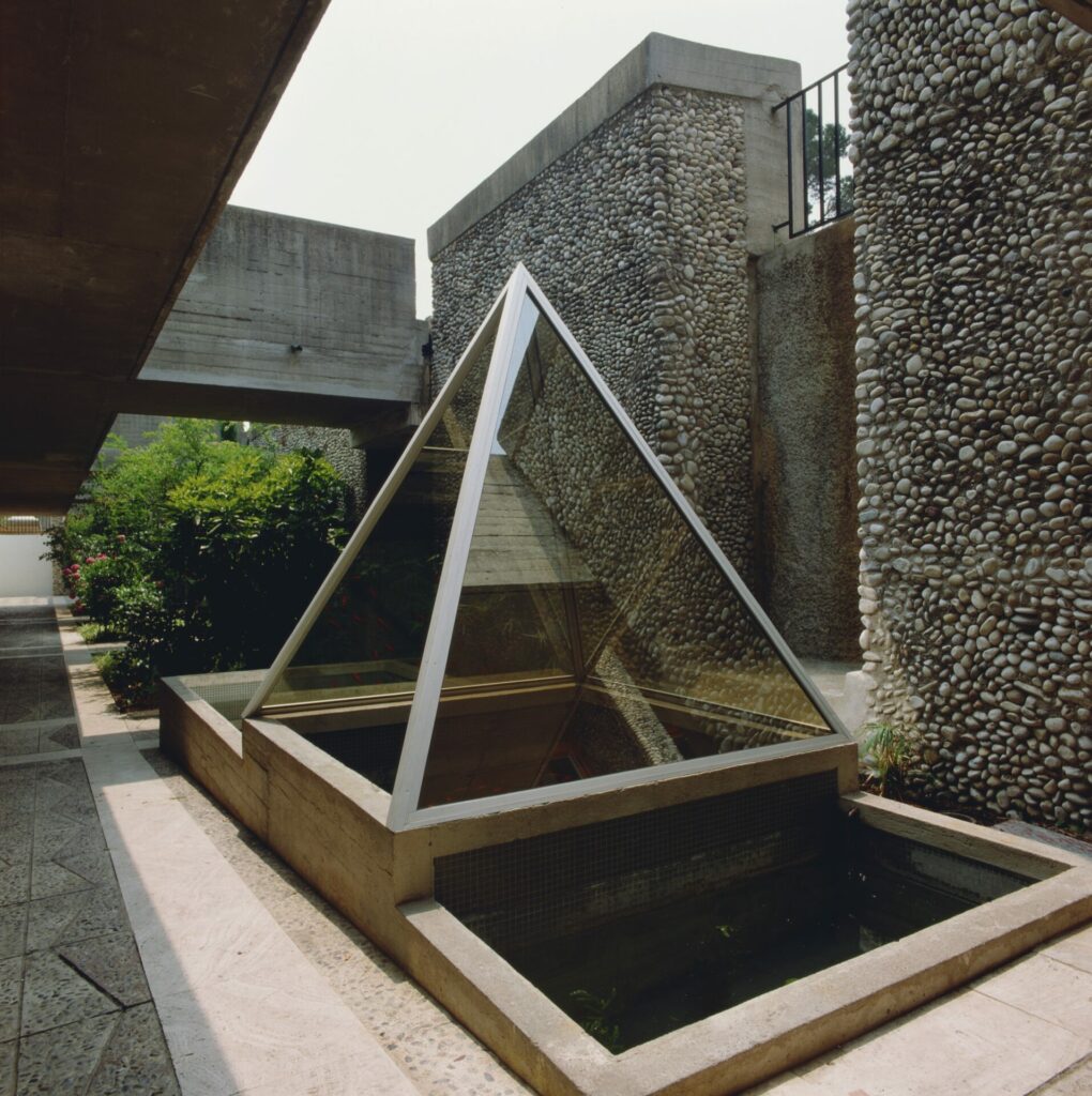 bassin avec poissons rouges, pyramide en verre antelio feuilleté, profilé aluminium