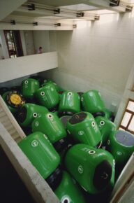 installation avec 36 containers en plastique