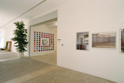 feuilles de couleurs collées au mur, avec image d'imprimante au centre