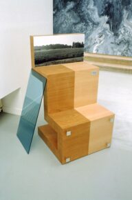 peinture grise, sculpture, miroir, bois