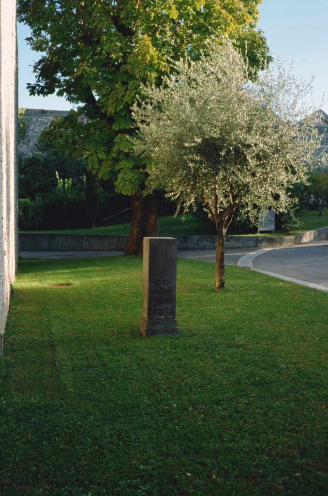 socle en béton dans les jardins de la Villa Arson