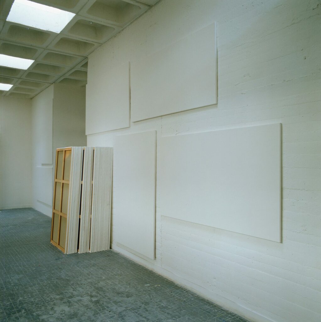 concentration sur un seul mur de toutes les toiles qui avaient été disposées dans les 15 studios