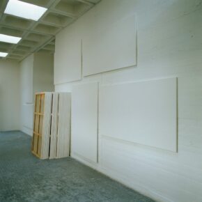 concentration sur un seul mur de toutes les toiles qui avaient été disposées dans les 15 studios