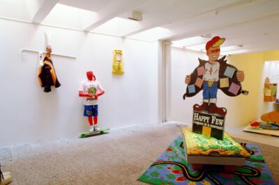 installation, scène, salle de jeu, divers matériaux, bois, textile etc