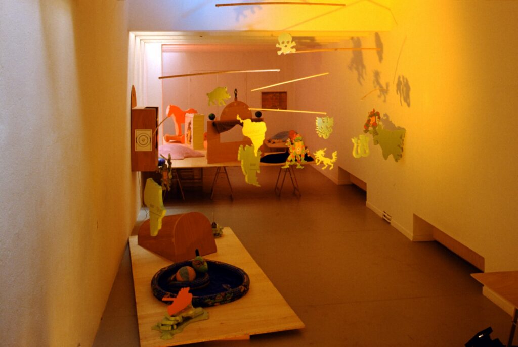 installation, scène, salle de jeu, divers matériaux, bois, textile etc