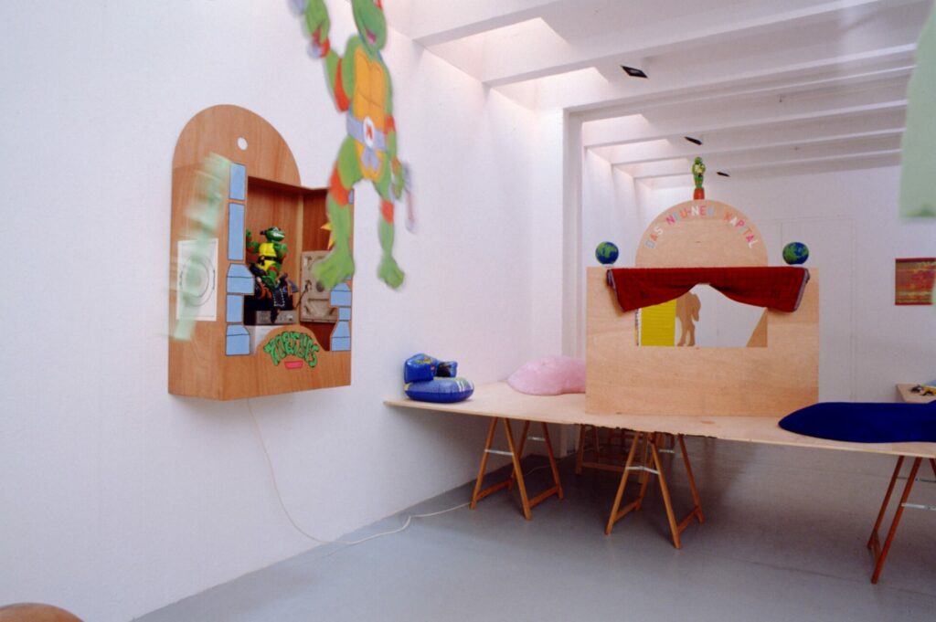 installation, scène, salle de jeu, divers matériaux, bois, textile etc